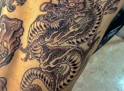 Dragón japonés en grises a falta de fondos…🐲🐉🀄️🔥#japanesetattoo #classictattoo #customtattoo (1)