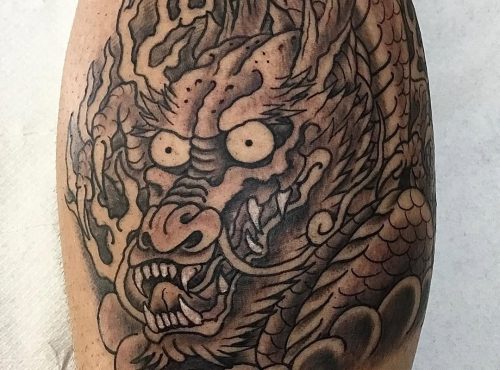 Drag&oacute;n japon&eacute;s en grises con referencias de Aaron Bell. 🐲#traditionaltattoo #classictattoo #jap