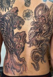 Dragón y tigre en grises!! 🐉🐲🀄️🐯🐅Piezas diseñadas para el cierre de la espalda a falta de f (1)