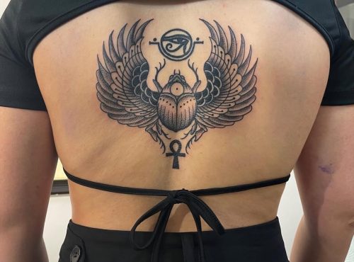 Gracias @silviacavabelchi por el aguante!!! 🙏🙏🙏 #classictattoo #escarabajoegipcio #blackworkt